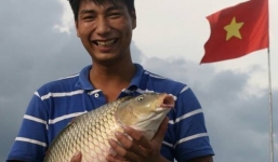 Tỷ phú 25 tuổi thu nhập 6 tỷ/năm nhờ cá chép giòn